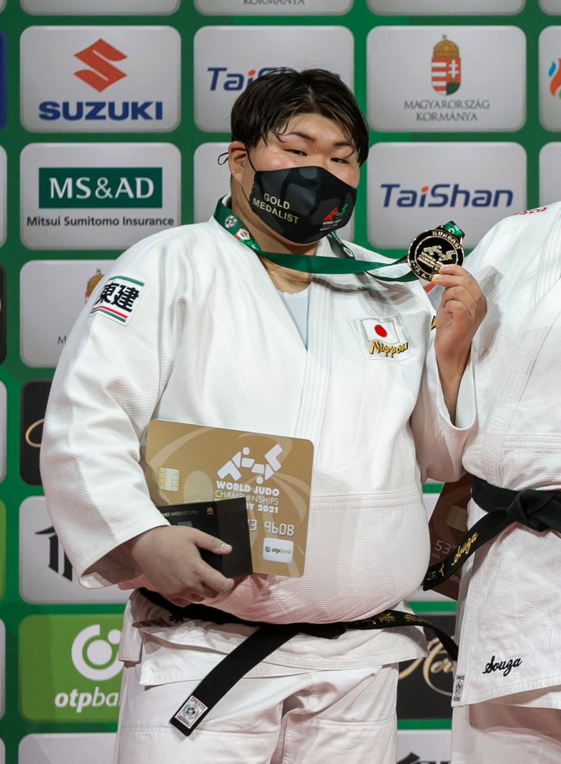 女子78キロ超級で優勝し、表彰台で金メダルを手にする朝比奈沙羅（国際柔道連盟提供・共同）