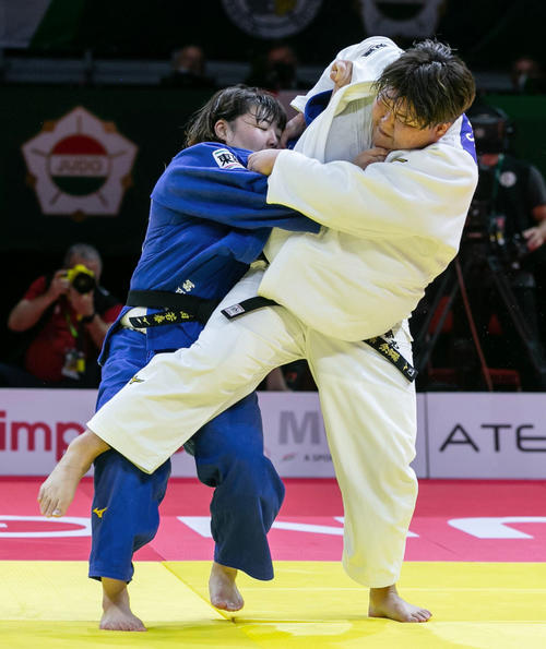 女子78 キロ 超級決勝　冨田若春（左）を破り優勝した朝比奈沙羅（国際柔道連盟提供・共同）