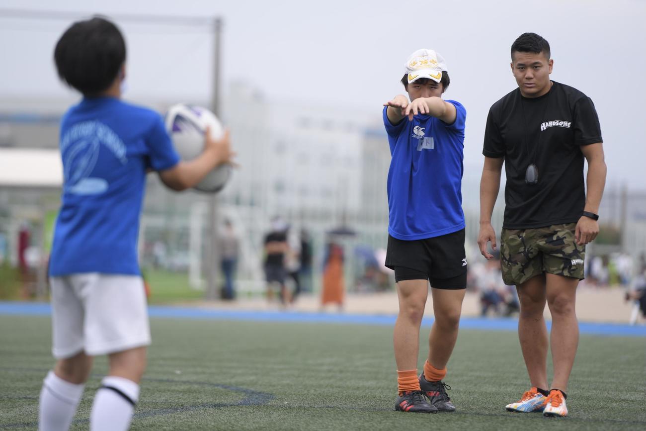 ラグビー教室で子どもたちを指導するクボタSO岸岡智樹（右）（ｃ）杉田恵