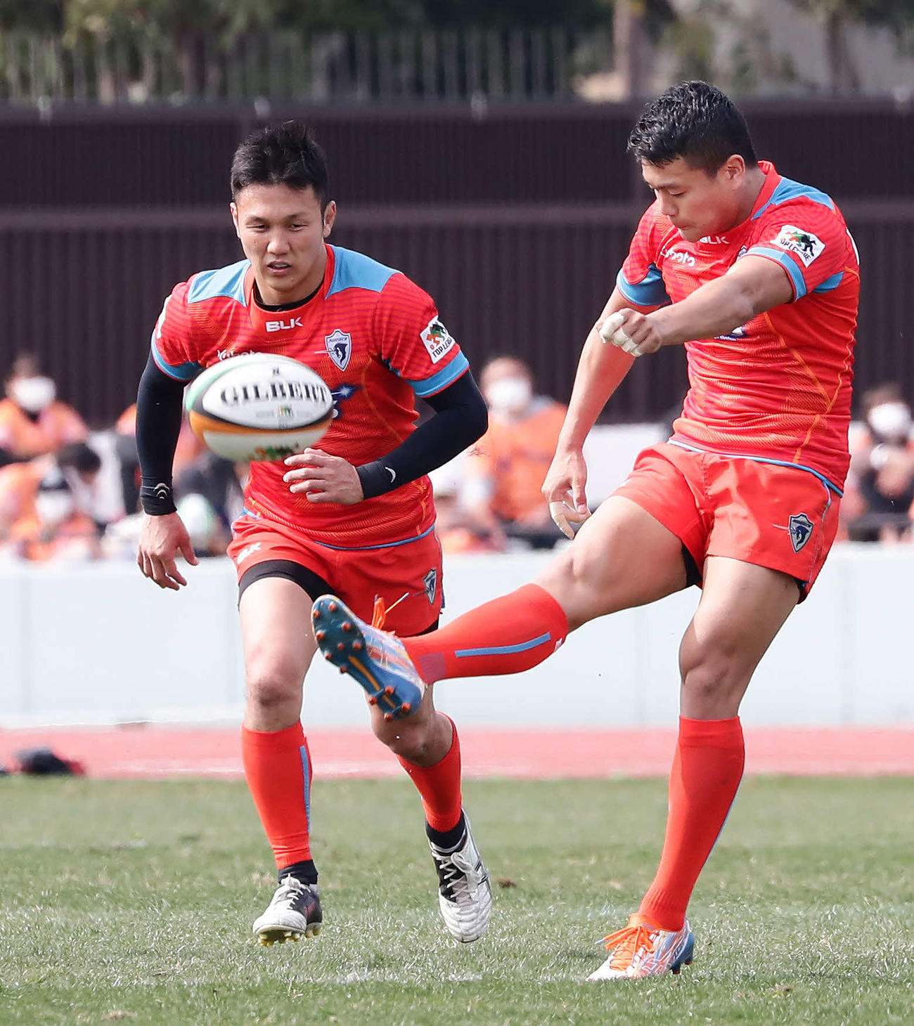 3月のNTTコム戦でプレーするクボタSO岸岡智樹（右）。左はSH井上大介
