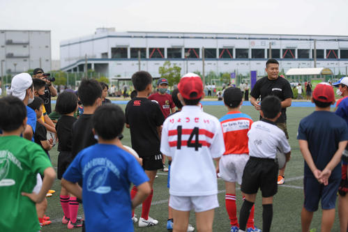 ラグビー教室で子どもたちを指導するクボタSO岸岡智樹（右）（ｃ）杉田恵