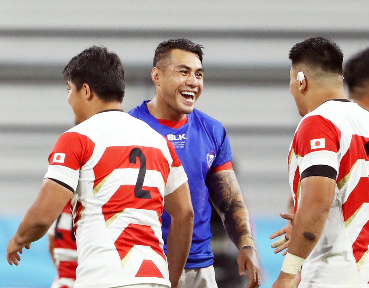 19年ラグビーW杯日本－サモア戦の試合後、日本代表坂手淳史（左）、具智元（右）らと健闘を分かち合うサモア代表のトゥシ・ピシ