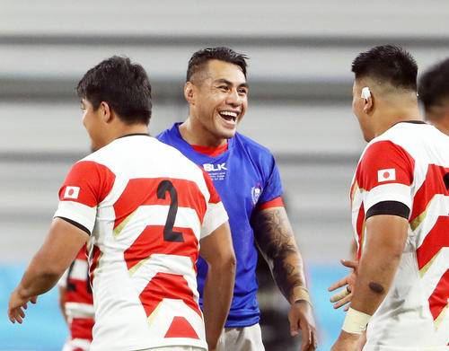 19年ラグビーW杯日本－サモア戦の試合後、日本代表坂手淳史（左）、具智元（右）らと健闘を分かち合うサモア代表のトゥシ・ピシ