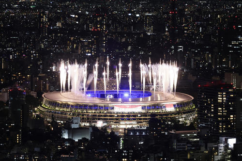 東京五輪閉会式が始まり花火が打ち上がる国立競技場（渋谷スカイから・撮影・足立雅史）