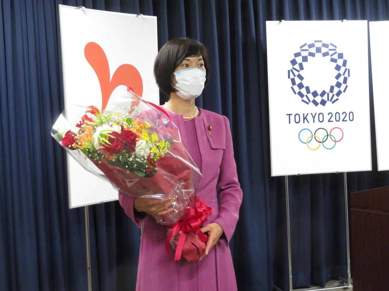職員から花束を贈られた丸川珠代前五輪相（2021年10月5日）