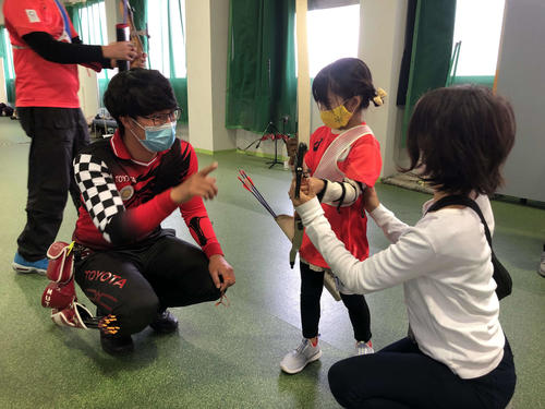 アーチェリー競技の体験会に参加した子どもにアドバイスを送る武藤（左）（撮影・平山連）