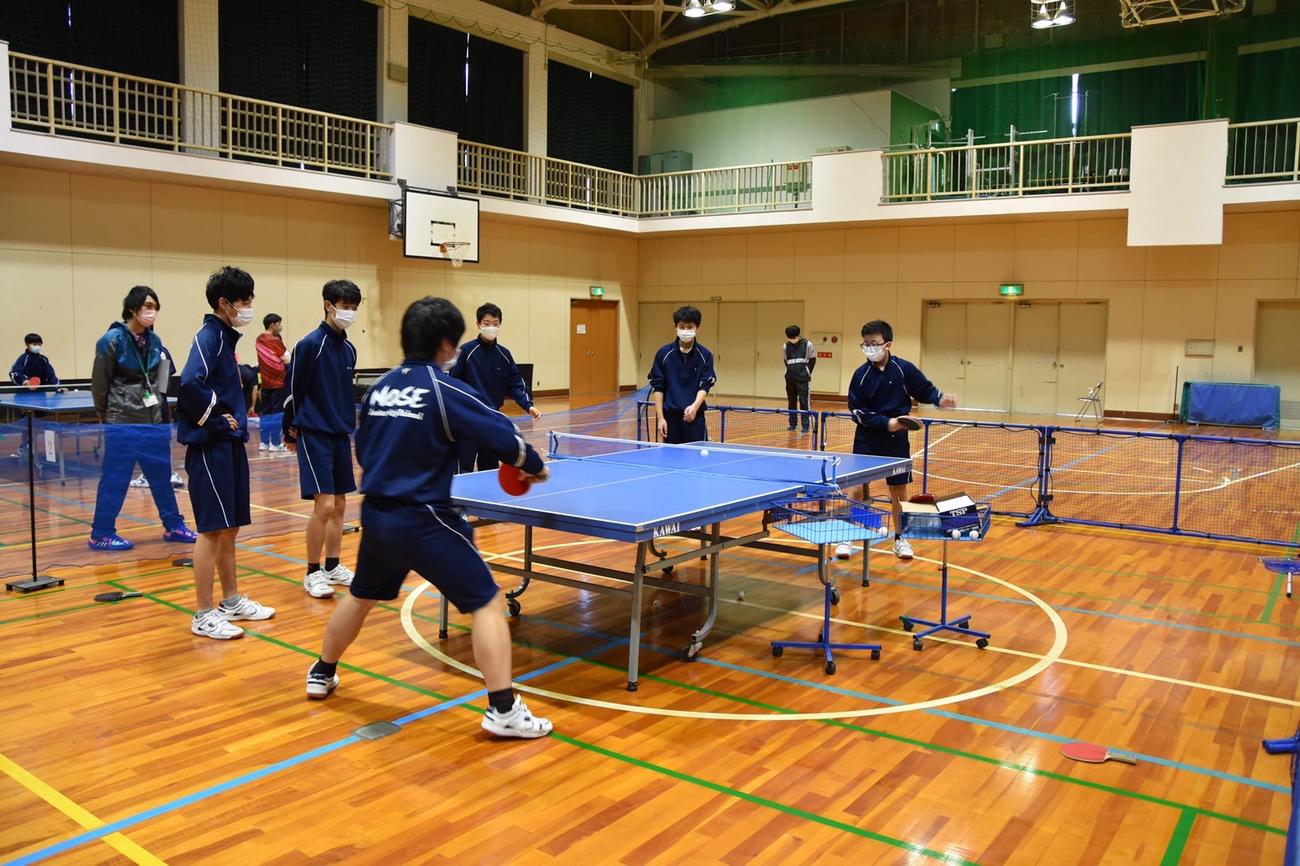 豊中高校能勢分校で行われた第2回の卓球大会「翔晋杯」でボールを打ち合う中学生