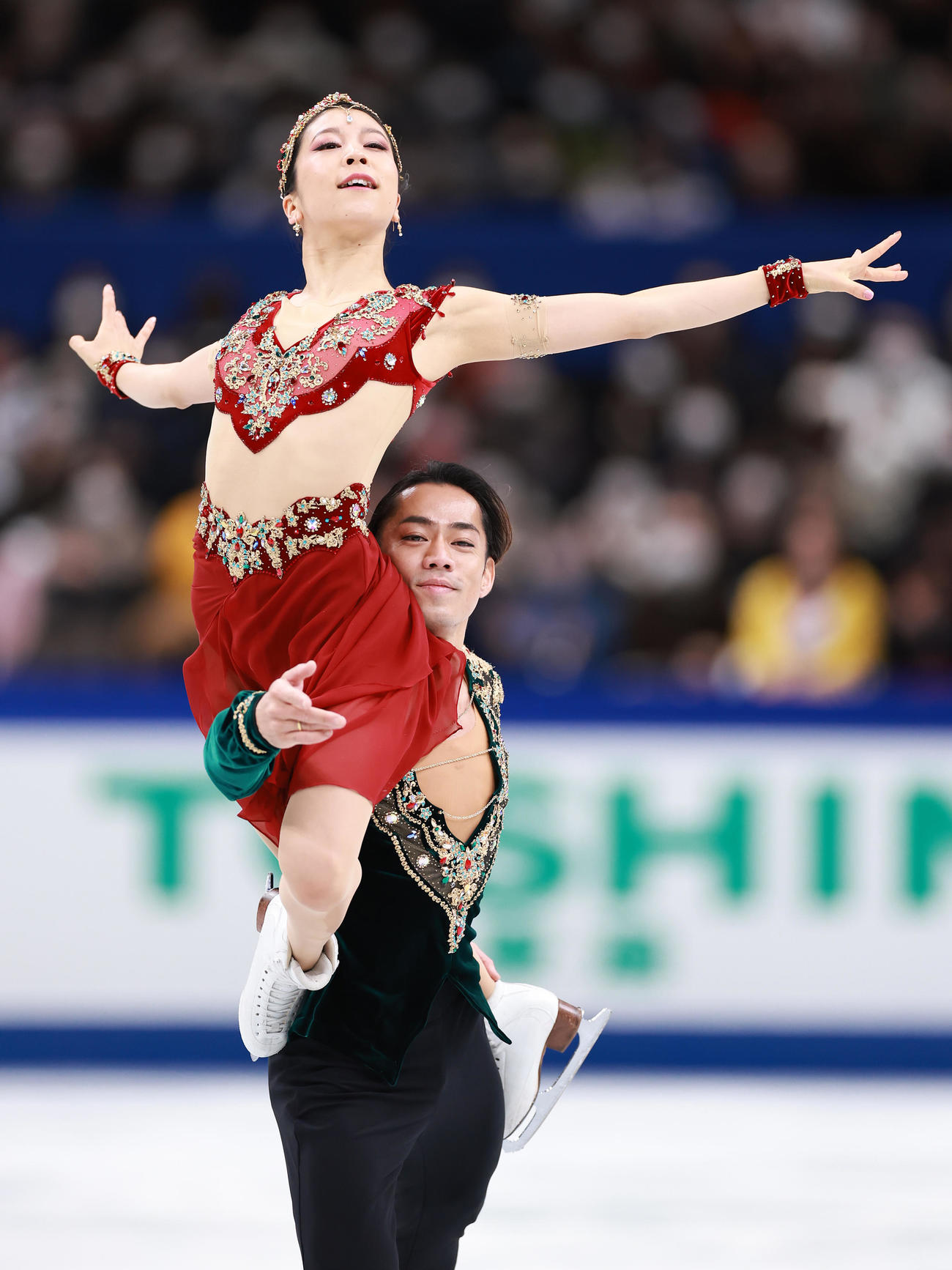 アイスダンス・フリーダンスに臨む村元（上）、高橋組（2021年12月25日撮影）