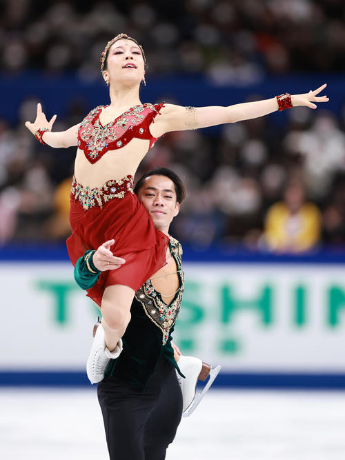 アイスダンス・フリーダンスに臨む村元（上）、高橋組（2021年12月25日撮影）