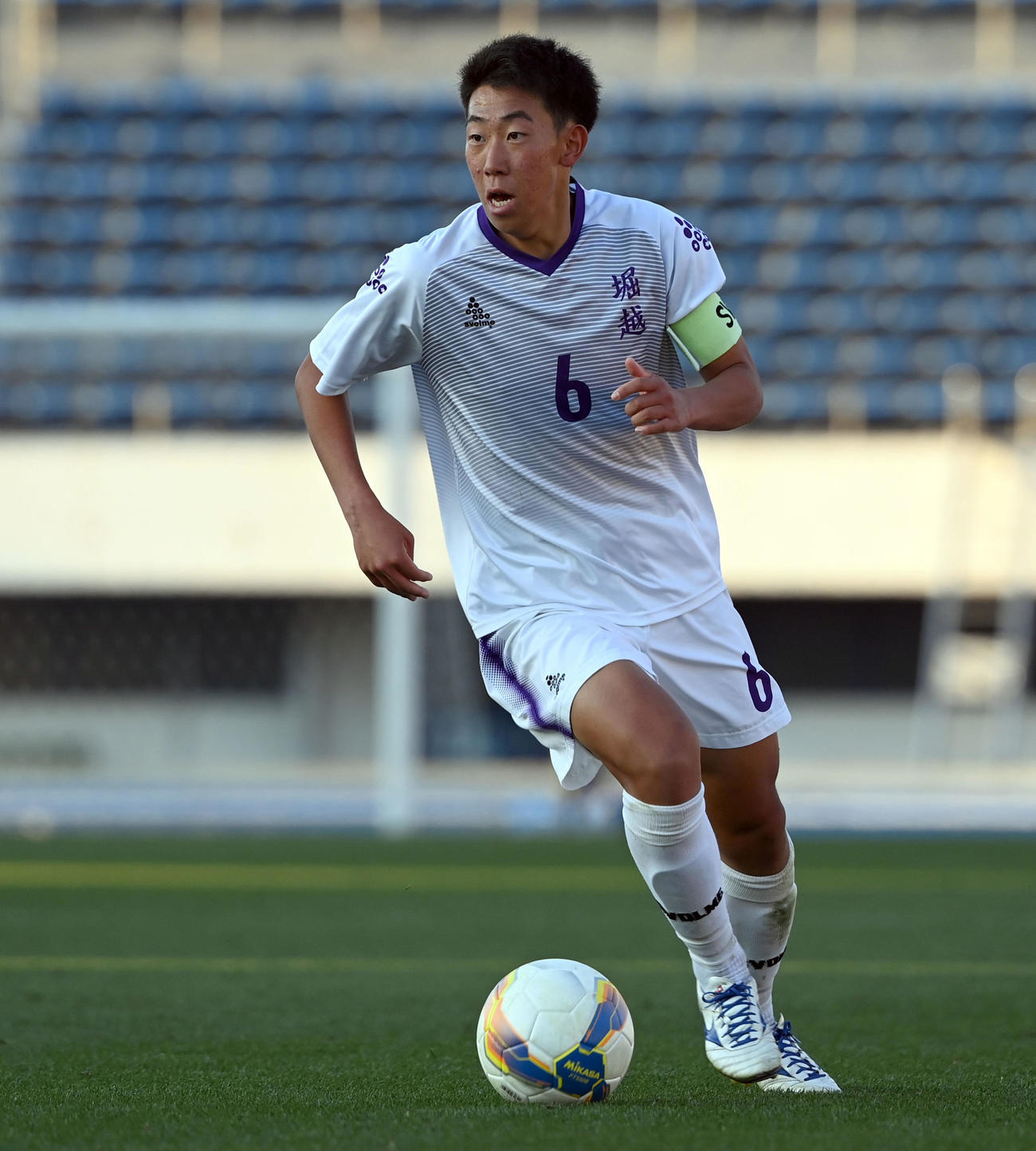 21年12月29日、高知戦でボールをキープする堀越・宇田川瑛琉