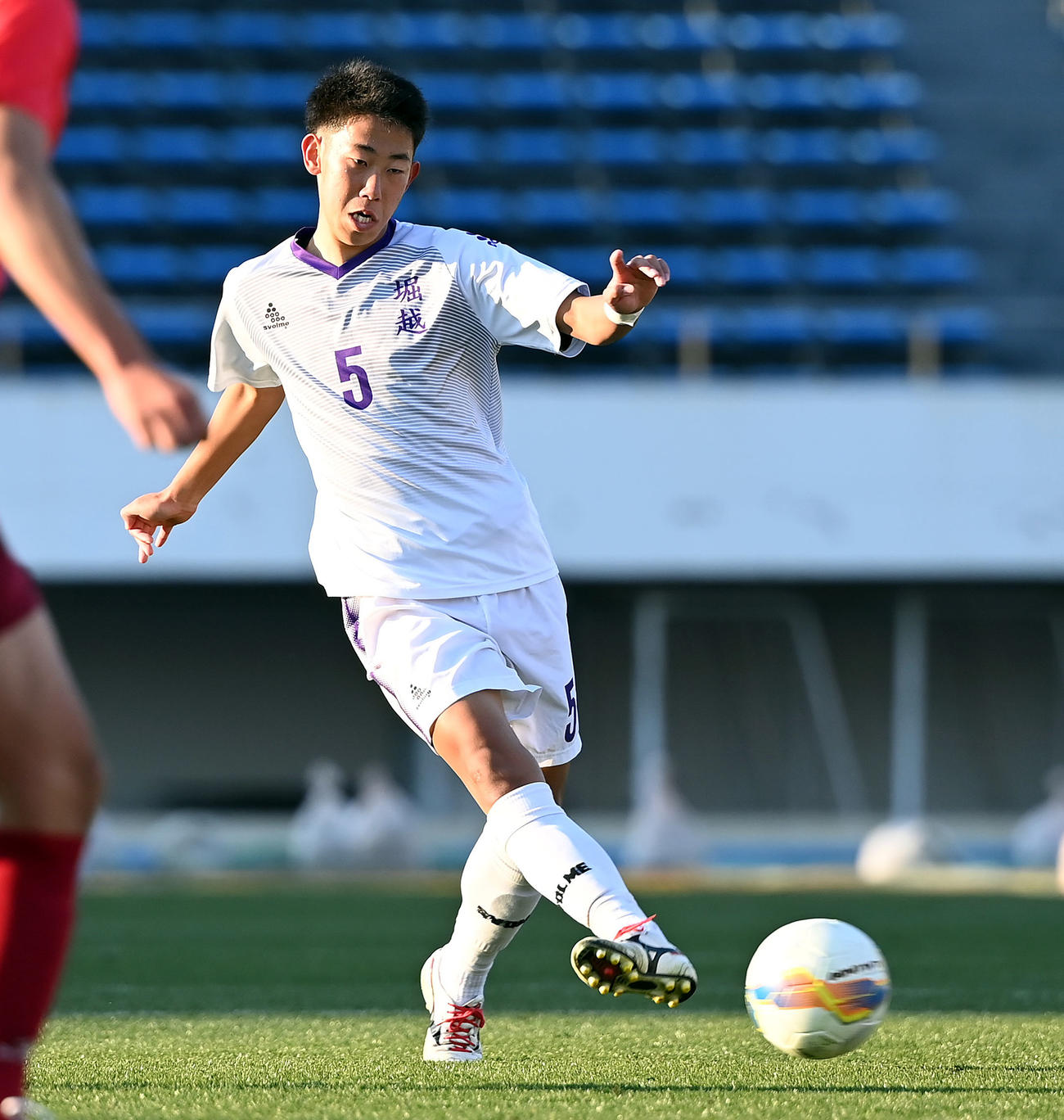 21年12月29日、高知戦でボールをキープする堀越・宇田川侑潤