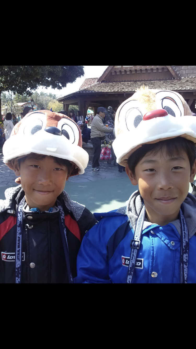 幼少期の兄宇田川瑛琉（右）と弟侑潤（宇田川瑛琉選手提供）