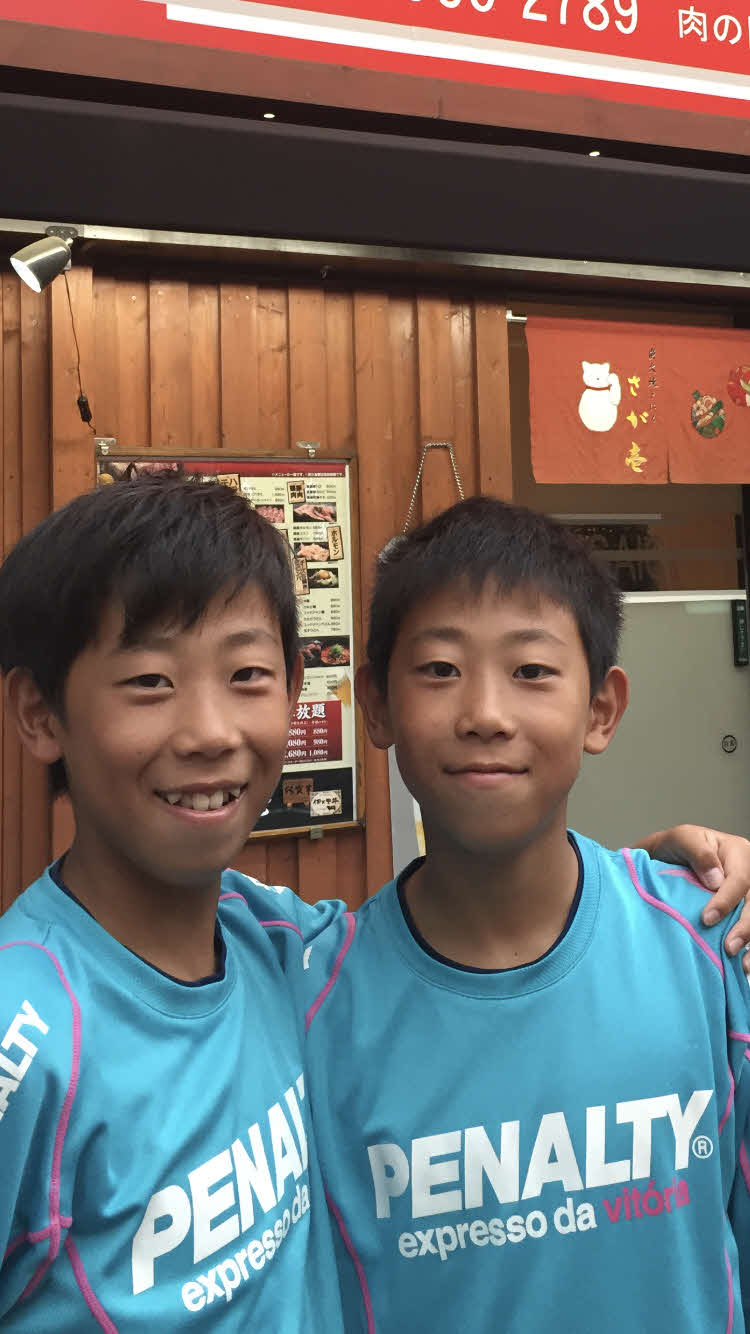 小学5年生の時の兄宇田川瑛琉（左）と弟侑潤（宇田川瑛琉選手提供）