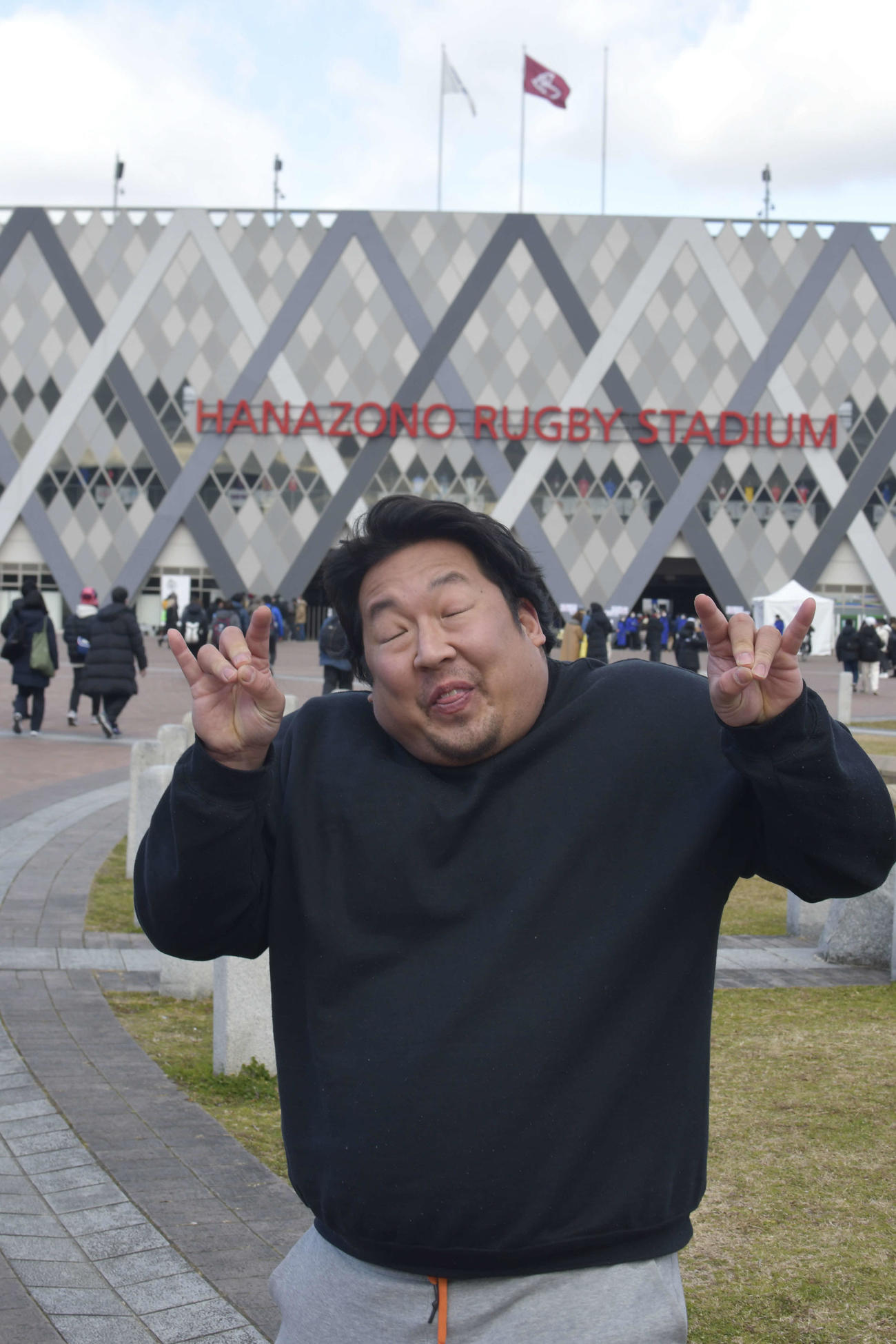 投稿動画の中では定番の「ラグビー最高！」ポーズを披露する、ラグビーユーチュバー「ノッコン寺田」こと寺田幸司さん（撮影・平山連）