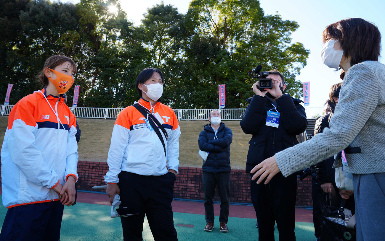 全日本大学女子選抜駅伝後、高橋尚子さん（右端）の話を聞く拓大・不破聖衣来（左端）。中央左は五十嵐利治監督（2021年12月30日撮影）