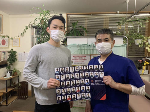スピードスケート男子1000メートルに出場した小島良太(左)の体のケアに携わる原山さん
