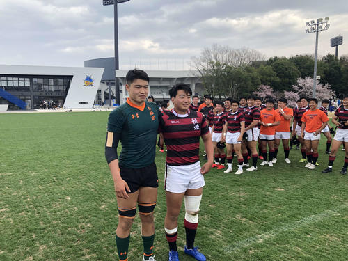 試合後に肩を組んで健闘をたたえ合う東福岡の大川主将（左）と報徳学園の植浦主将（撮影・平山連）