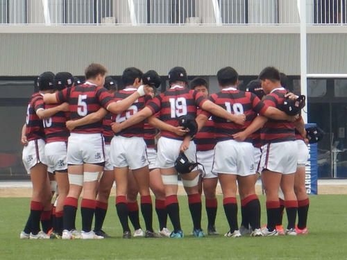 円陣を組む報徳学園の選手たち（撮影・平山連）
