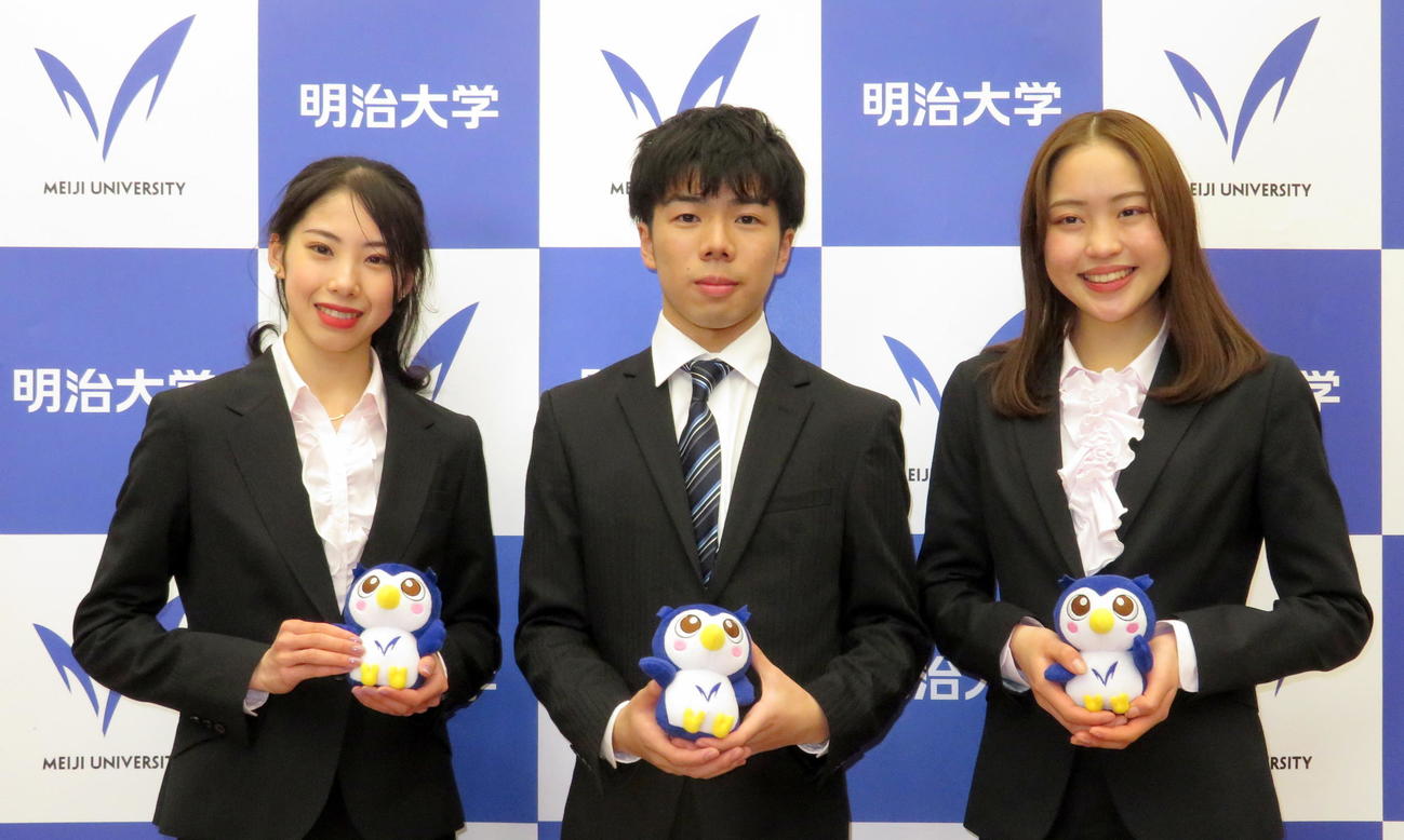 明大の入学式に出席したフィギュアスケートの左から住吉りをん、佐藤駿、江川マリア（撮影・木下淳）