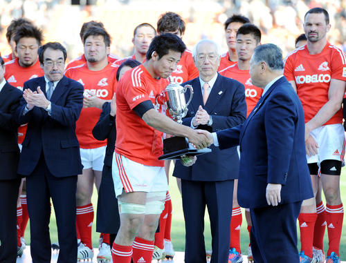 2013年2月24日、サントリー対神戸製鋼　準優勝に終わり、笑顔を見せずに表彰式に臨んだ橋本主将（中央）ら神戸製鋼の選手