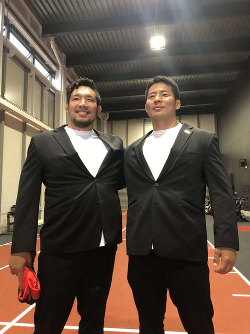 2022年5月13日、引退する神戸のフランカー橋本大輝主将（右）とプロップ平島久照（撮影・益子浩一）