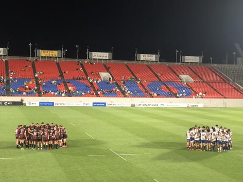 試合後に円陣を組む三重（左）と東葛のメンバー
