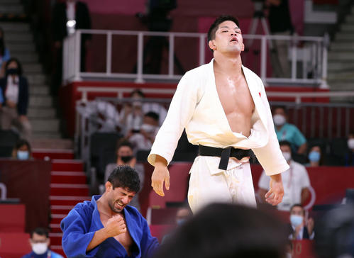 2020年東京五輪　柔道男子73キロ級決勝　ラシャ・シャフダトゥアシビリ（後方）を破り、連覇を達成した大野将平（2021年7月26日）