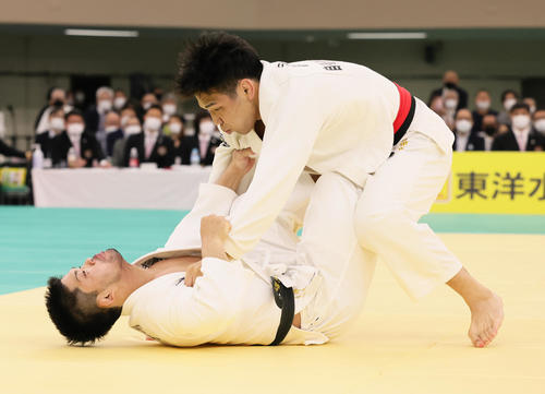 柔道全日本選手権　1回戦で前田宗哉（右）に攻められる大野将平（2022年4月29日）