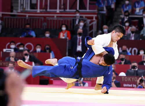 2020年東京五輪男子73キロ級決勝　ジョージアのシャフダトゥアシビリ（手前）を攻め込む大野（2021年7月26日）