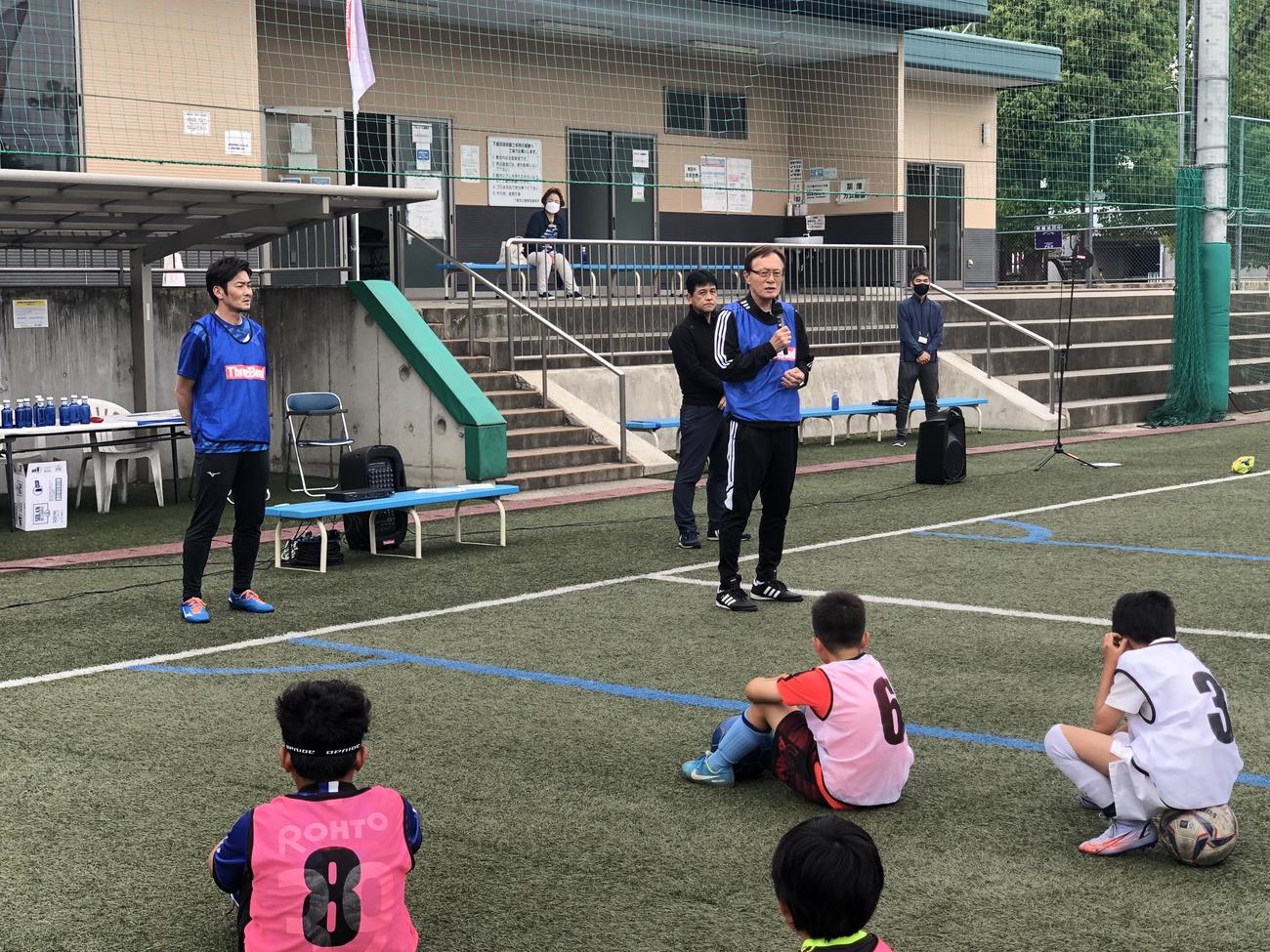 京都市内で開かれたサッカー教室で小学生らに教える元日本代表DFの加地亮さん（左）と釜本邦茂さん（撮影・益子浩一）
