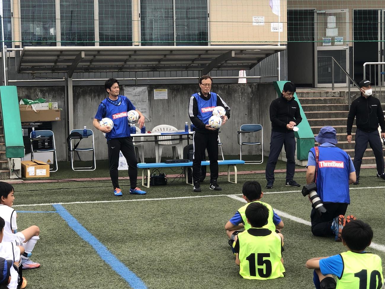 京都市内で開かれたサッカー教室で小学生らに教える元日本代表DFの加地亮さん（左）と釜本邦茂さん（撮影・益子浩一）