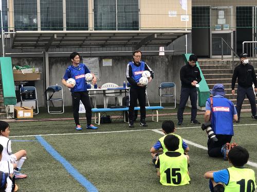 京都市内で開かれたサッカー教室で小学生らに教える元日本代表DFの加地亮さん（左）と釜本邦茂さん（撮影・益子浩一）