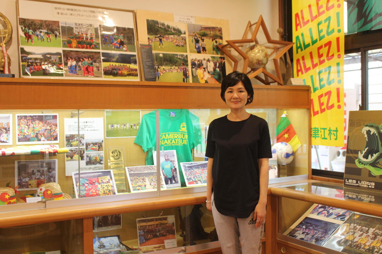 展示の前に立つ津江みちさん