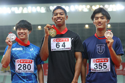 陸上日本選手権　男子100メートルの表彰式でメダルを手に写真に納まるサニブラウン（中央）、2位坂井隆一郎、3位柳田大輝（22年6月10日撮影）