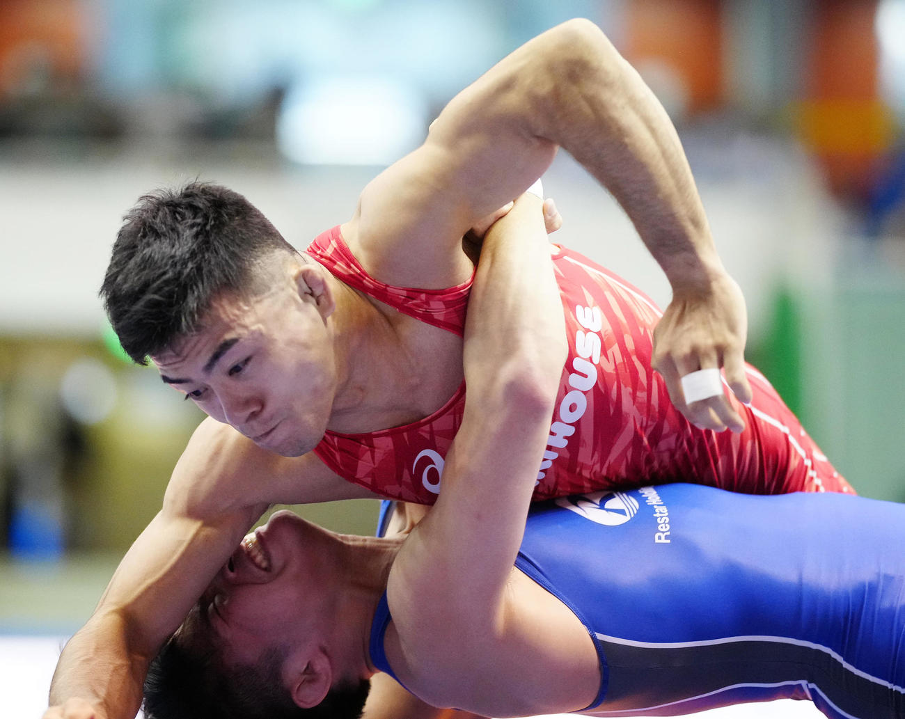 レスリング　明治杯全日本選抜選手権　男子グレコローマンスタイル60キロ級　決勝で鈴木（下）を攻める文田（2022年6月19日撮影）
