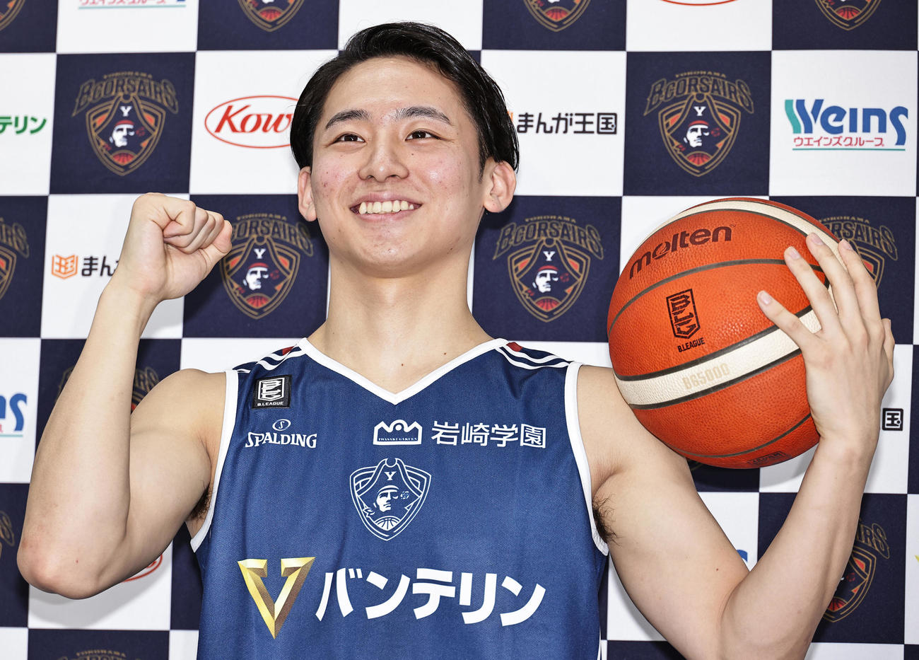 B1横浜BCとプロ選手契約したことを発表しガッツポーズするPG河村＝2022年3月3日