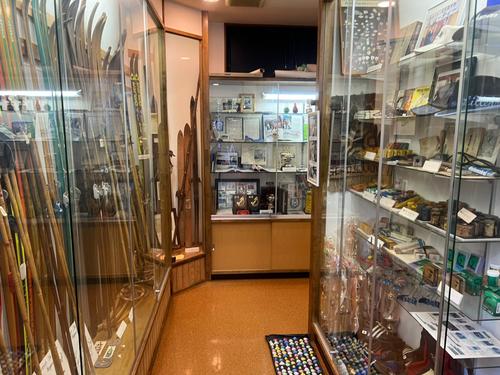 「池廼家」の展示コーナーに飾られる記念品の数々