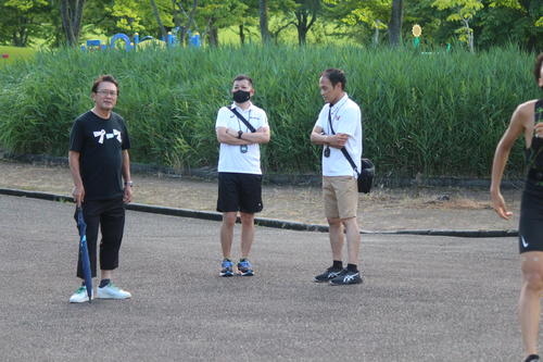 早大の合宿を視察した瀬古氏（左）。右は花田監督