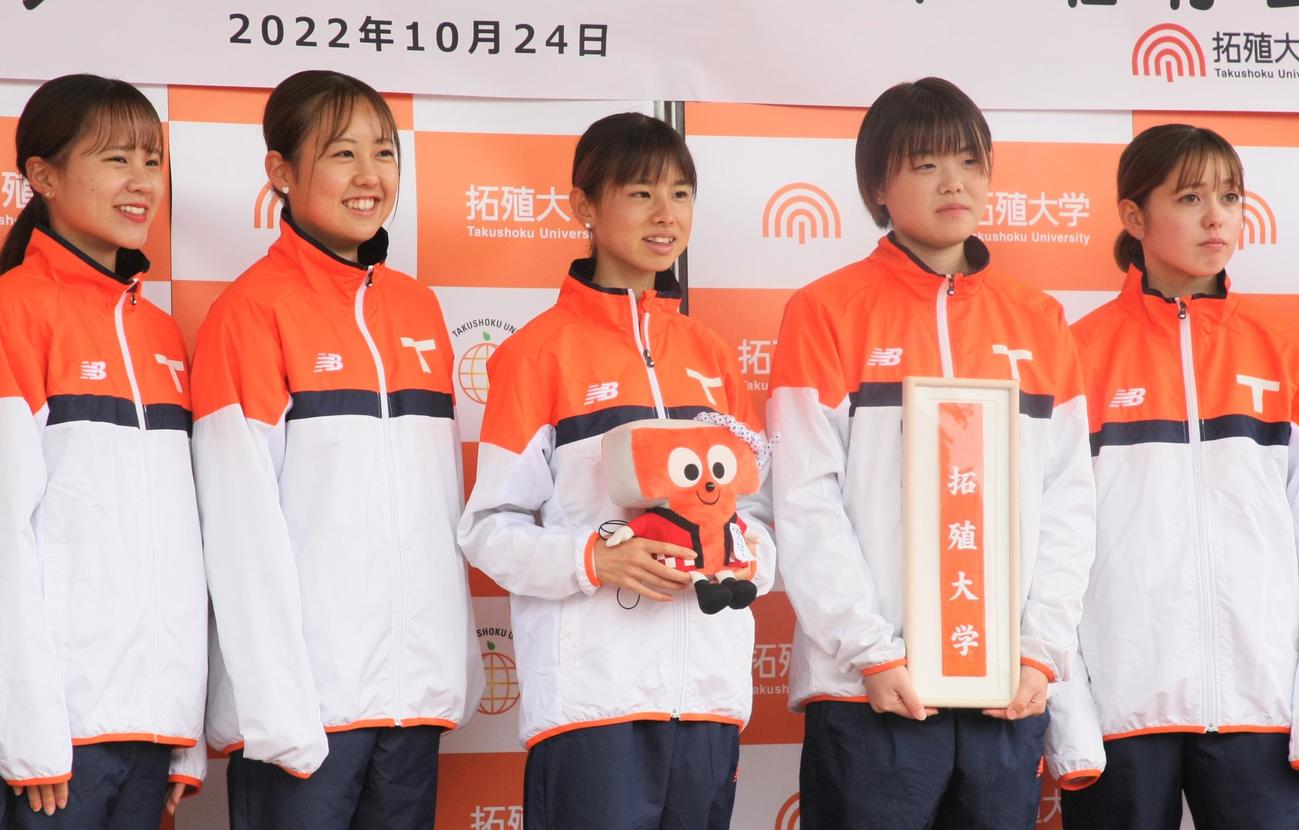 壮行会で笑顔を見せる拓大の選手たち。左から新井、古沢、不破、小沢主将、片桐（撮影・藤塚大輔）