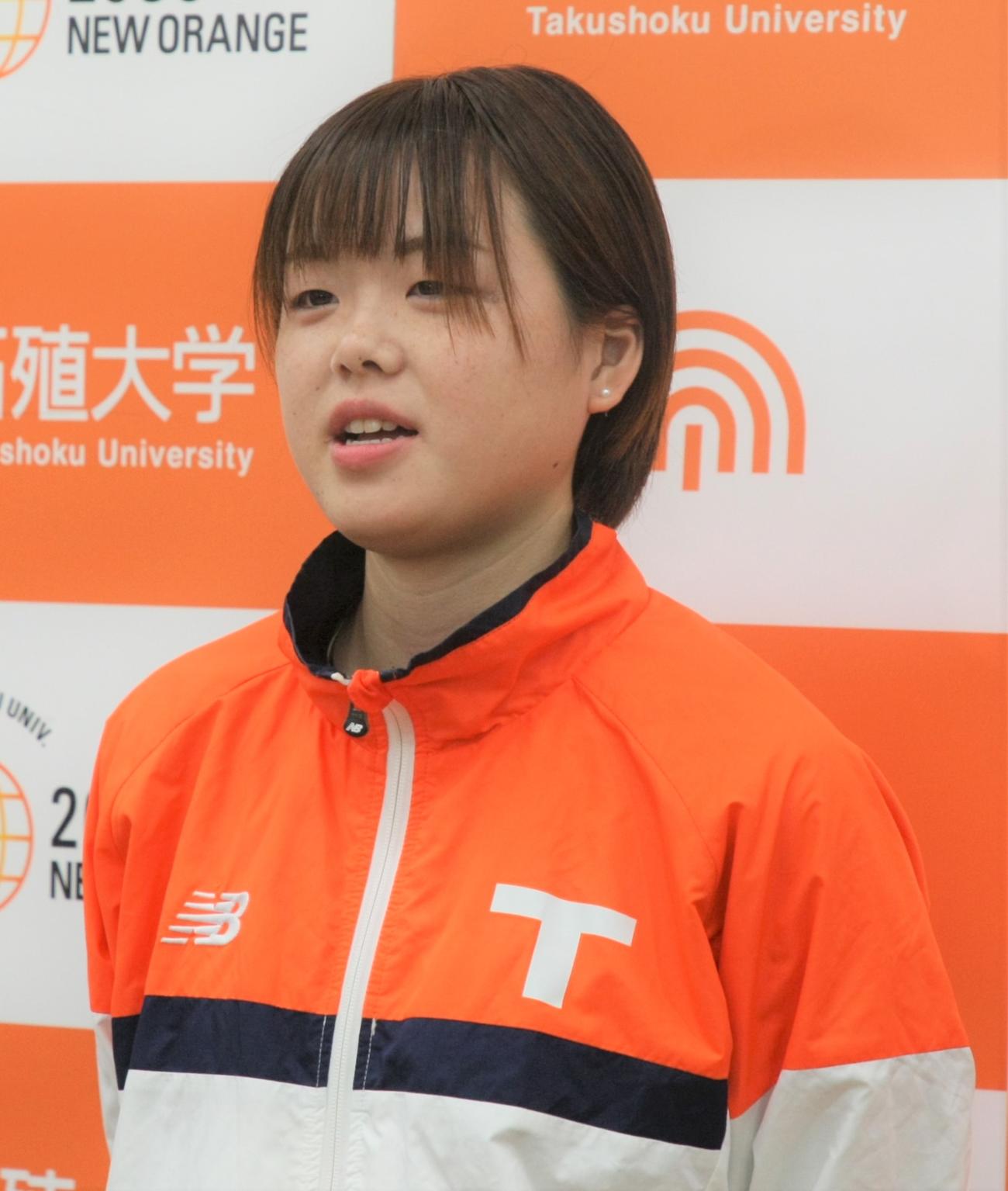 「第40回全日本大学女子駅伝」壮行会後の取材に応じる拓大・小沢主将（撮影・藤塚大輔）
