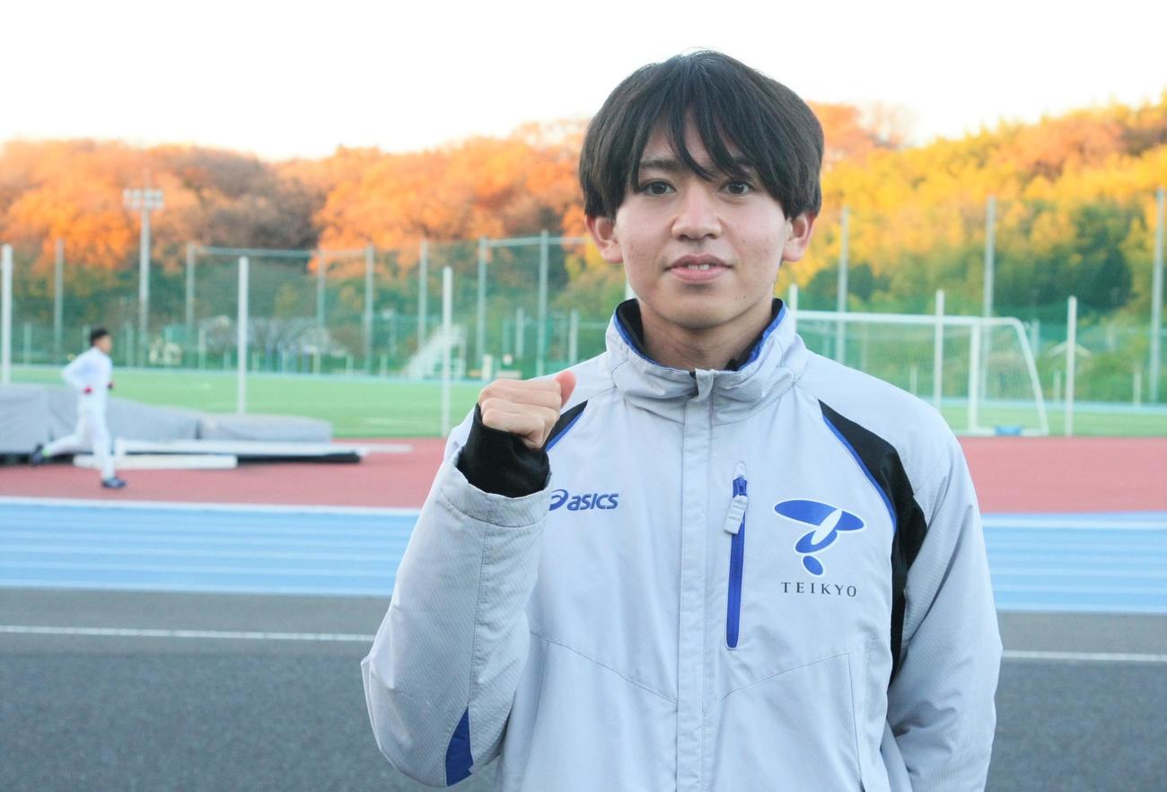 陸上競技場でポーズを取る帝京大・比嘉（撮影・藤塚大輔）
