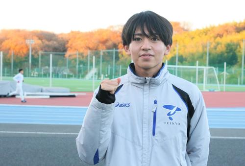 陸上競技場でポーズを取る帝京大・比嘉（撮影・藤塚大輔）