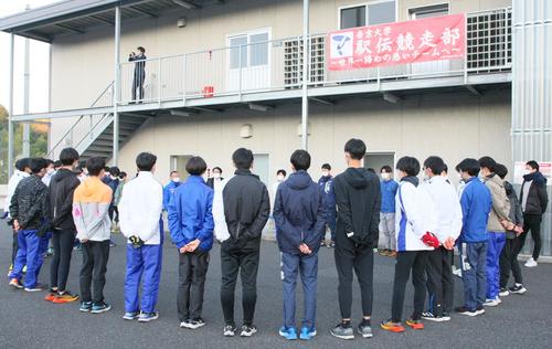 練習で輪をつくる帝京大の駅伝メンバー（撮影・藤塚大輔）