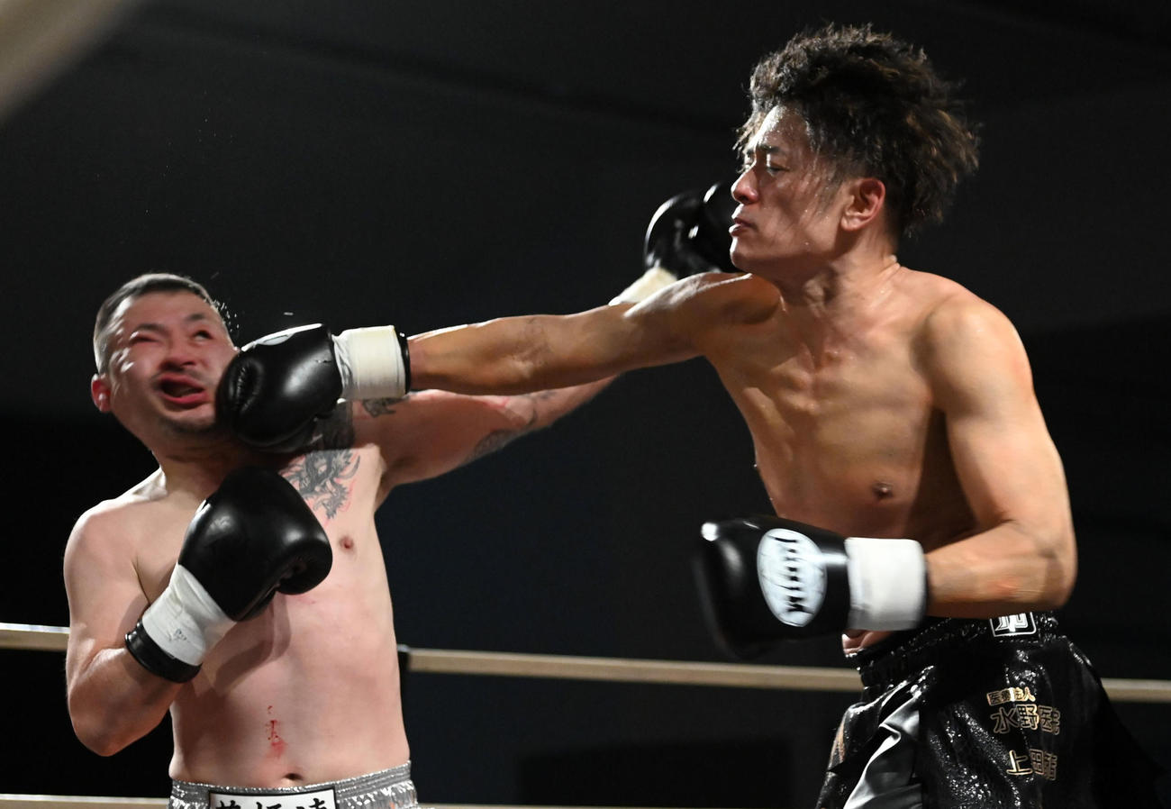 3回、権藤正一（左）に右を放つ高岡蒼佑（2023年1月7日撮影）