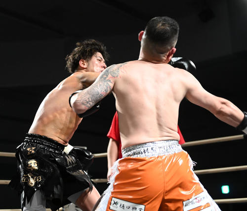 3回、権藤（右）からダウンを奪った高岡蒼佑（2023年1月7日撮影）