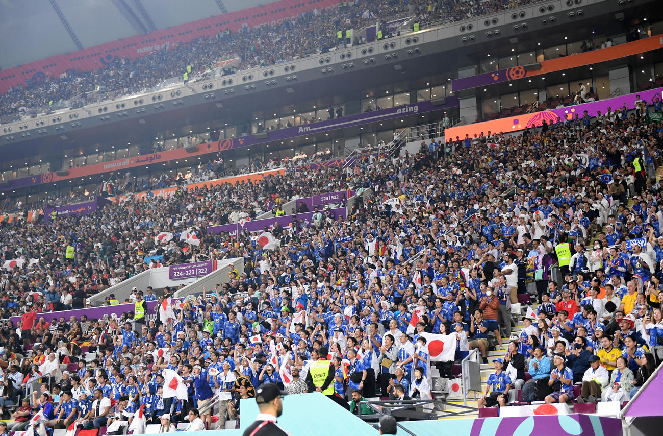 22年11月23日、W杯ドイツ戦で日本が逆転し盛り上がるサポーター