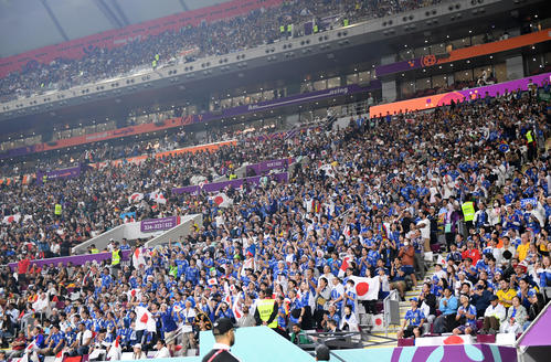 22年11月23日、W杯ドイツ戦で日本が逆転し盛り上がるサポーター