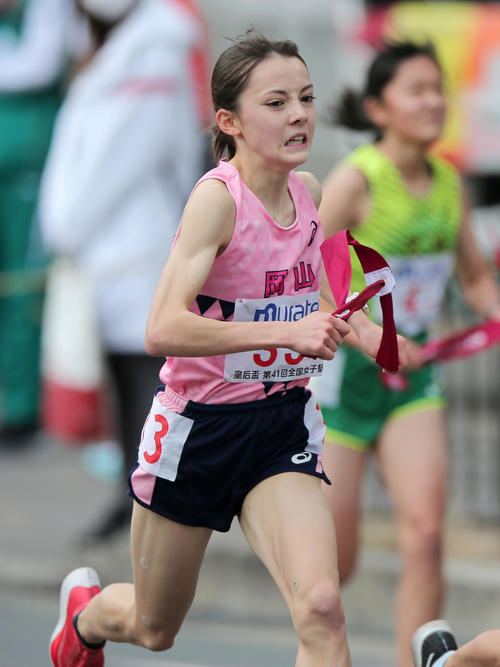 力走する岡山3区ドルーリー朱瑛里（撮影・上山淳一）