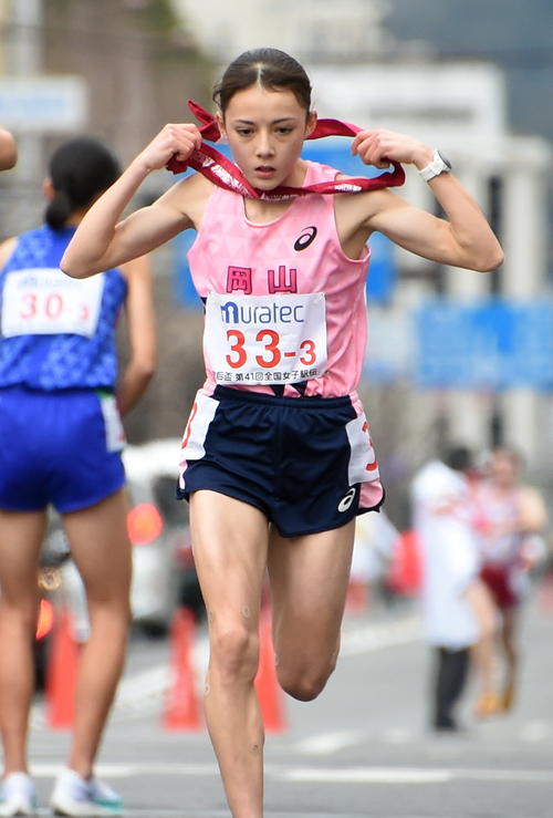 タスキをもらい走り出す岡山3区・ドルーリー朱瑛里（撮影・山田愛斗）
