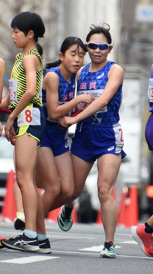 中継所でタスキを渡す滋賀2区・不破亜莉珠（右）（2023年1月15日撮影）